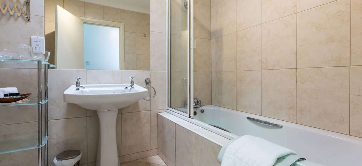 Carlton Suite bathroom at La Collinette